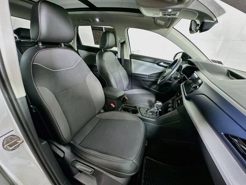 Certified 2024 Volkswagen Taos SE FWD image 28