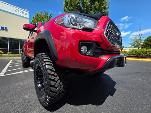 Used 2018 Toyota Tacoma TRD Off-Road w/ Technology Package AWD/4WD image 9