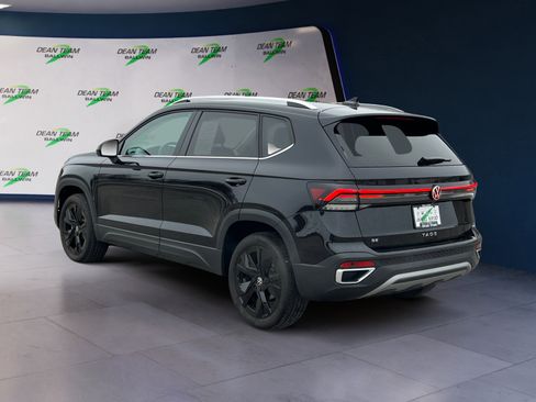 Certified 2025 Volkswagen Taos SE image 5