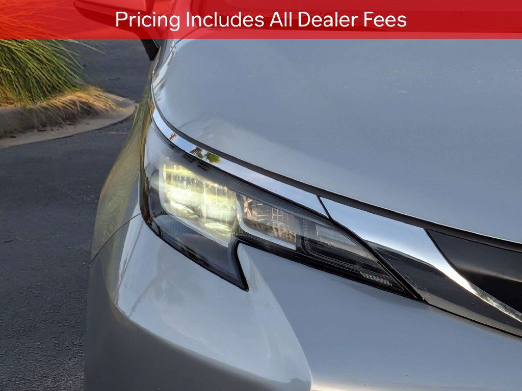 Used 2023 Toyota Sienna XLE FWD image 11