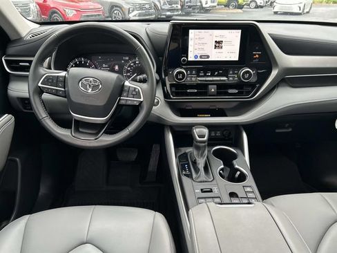 Used 2024 Toyota Highlander XLE AWD/4WD image 17