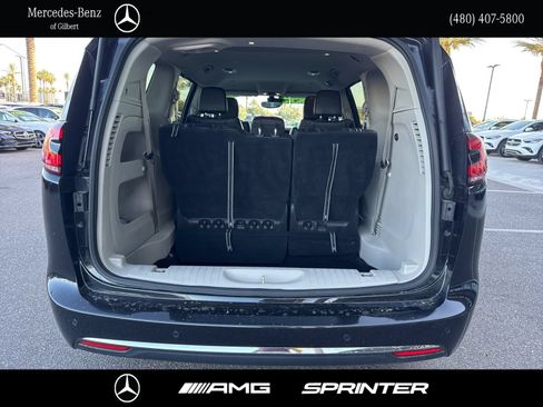 Used 2023 Chrysler Pacifica Touring-L FWD image 6