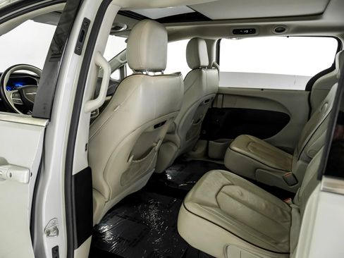 Used 2020 Chrysler Pacifica Limited w/ Advanced Safetytec Group FWD image 32