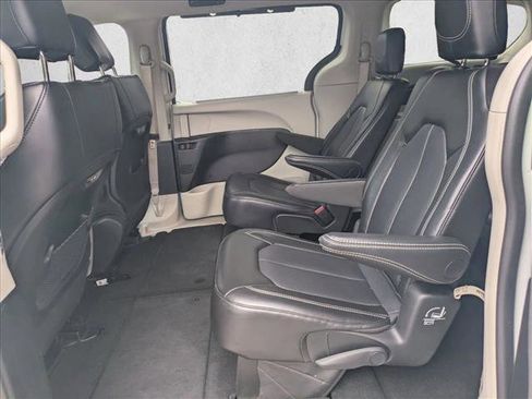 Used 2024 Chrysler Pacifica Touring-L FWD image 17