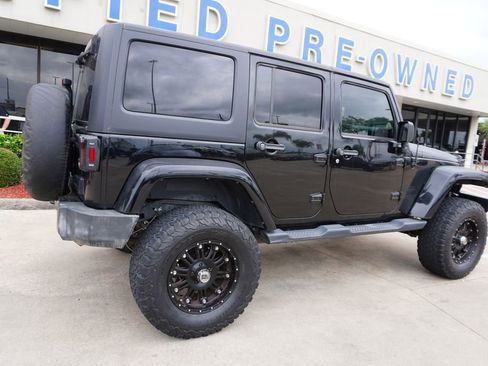 Used 2018 Jeep Wrangler Unlimited Sahara w/ Connectivity Group AWD/4WD image 6