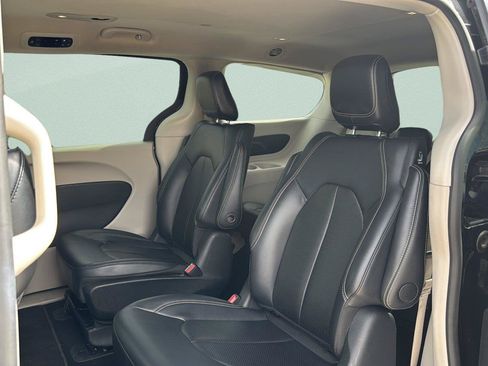 Used 2024 Chrysler Pacifica Limited FWD image 25