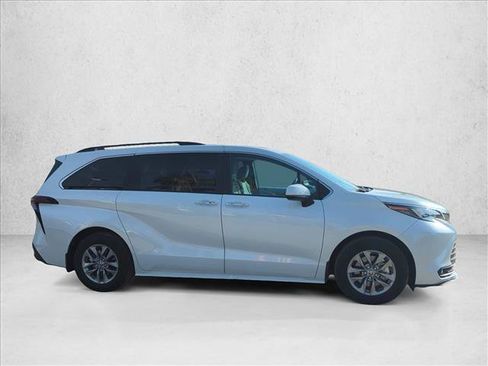 Used 2025 Toyota Sienna XLE FWD image 4