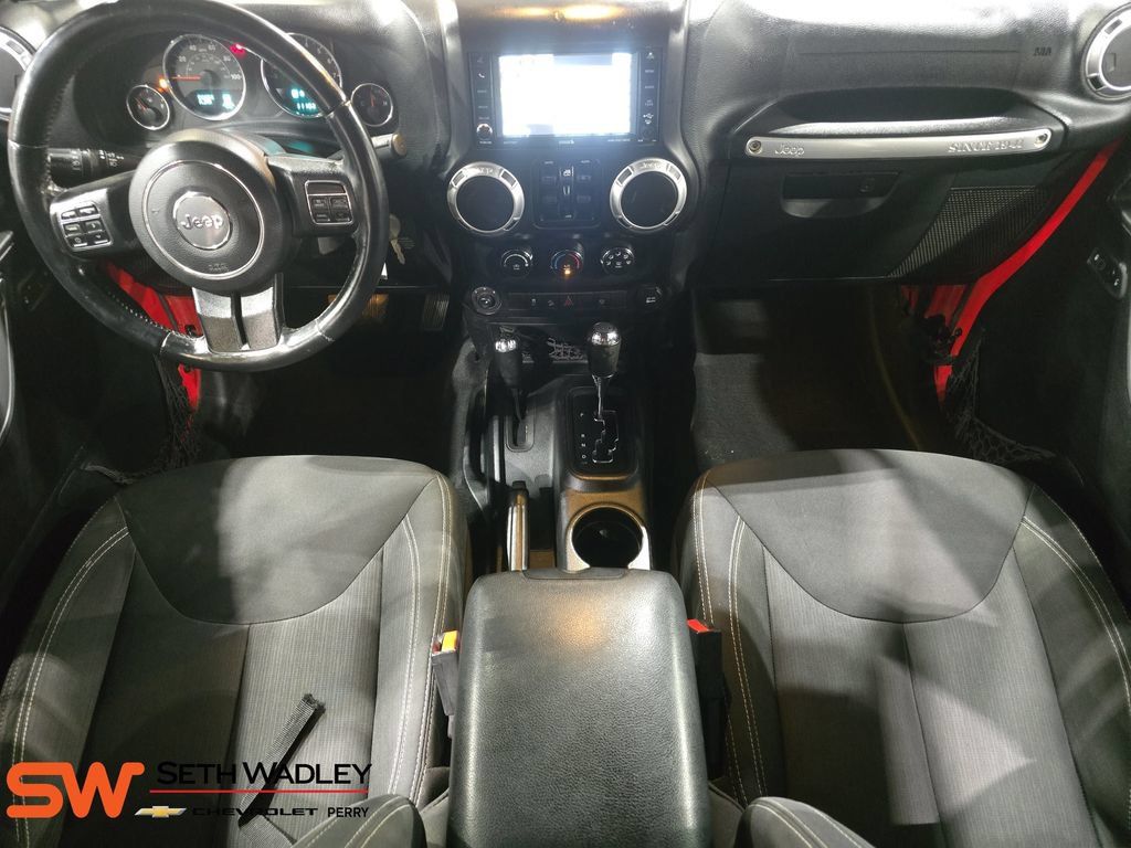 Used 2015 Jeep Wrangler Unlimited Sahara w/ Connectivity Group AWD/4WD image 9