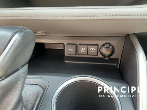 Used 2021 Toyota Highlander XLE image 18