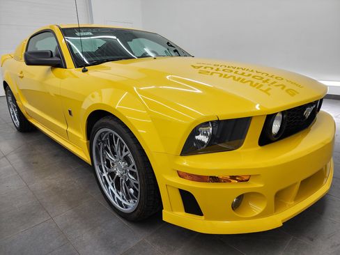 Used 2005 Ford Mustang GT image 2