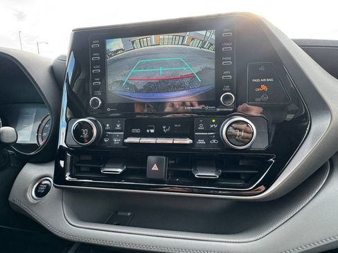 Used 2021 Toyota Highlander LE image 12