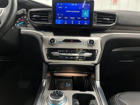 Used 2022 Ford Explorer XLT w/ Equipment Group 202A AWD/4WD image 25