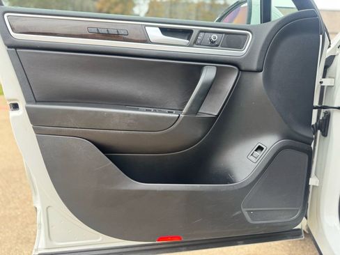 Used 2013 Volkswagen Touareg Hybrid image 35