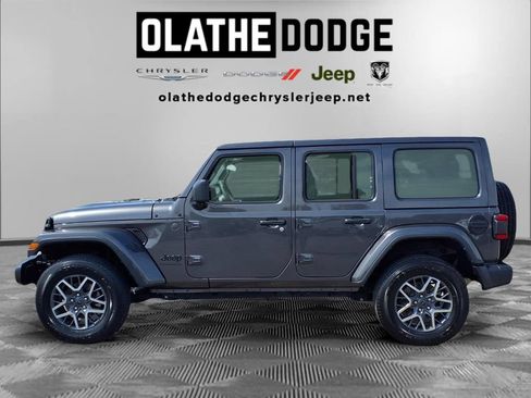 Used 2025 Jeep Wrangler Unlimited Sahara AWD/4WD image 22