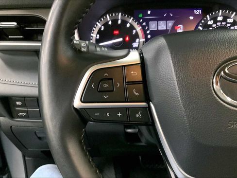Used 2022 Toyota Highlander XLE AWD/4WD image 24