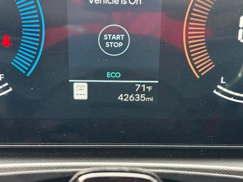 Used 2025 Hyundai Santa Fe SEL FWD image 4