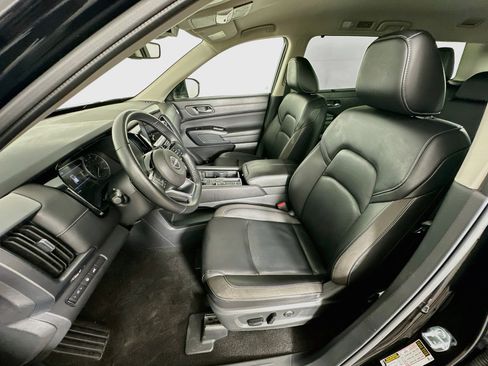 Used 2025 Nissan Pathfinder SL FWD image 13