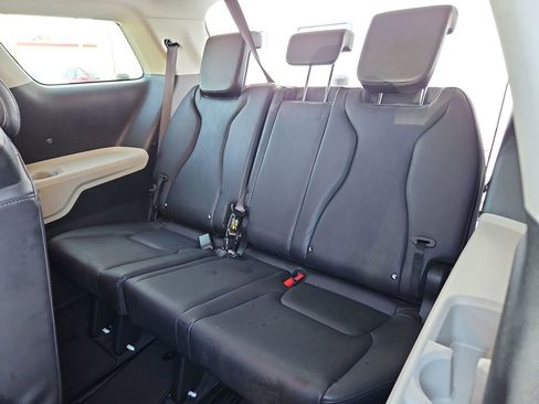 Used 2024 Kia Carnival LX image 28