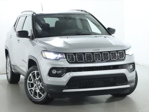 Used 2025 Jeep Compass Limited AWD/4WD image 2