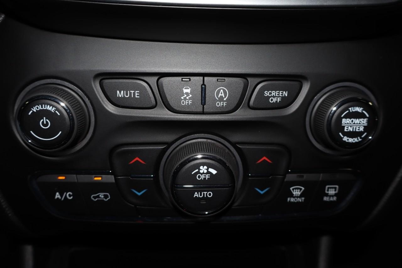 Used 2019 Jeep Cherokee Limited AWD/4WD image 22