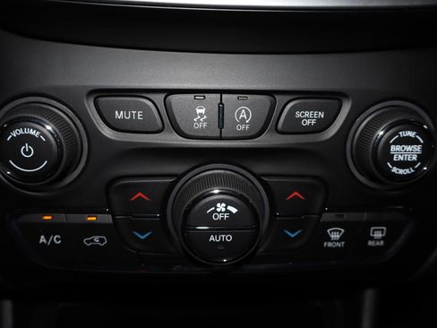 Used 2019 Jeep Cherokee Limited AWD/4WD image 22