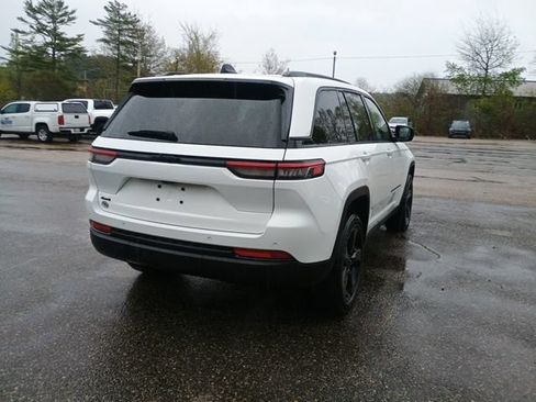 Used 2023 Jeep Grand Cherokee Altitude AWD/4WD image 5