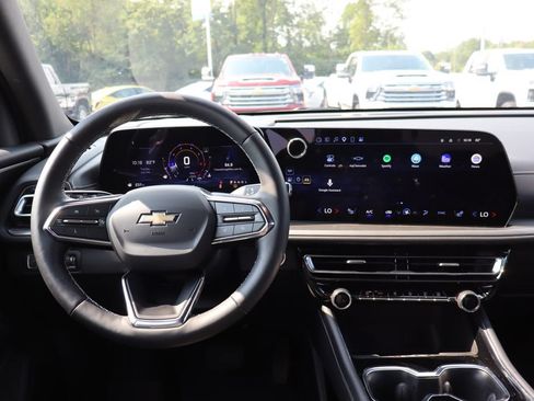 Used 2024 Chevrolet Traverse LT w/ LPO, Floor Liner Package FWD image 11