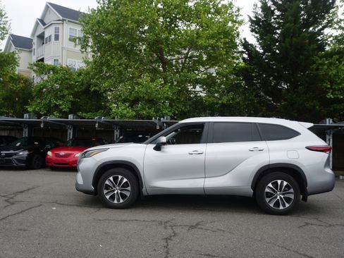 Used 2024 Toyota Highlander XLE AWD/4WD image 5