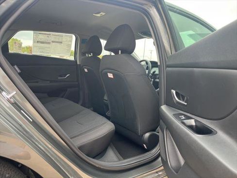 Used 2025 Hyundai Elantra SE image 19