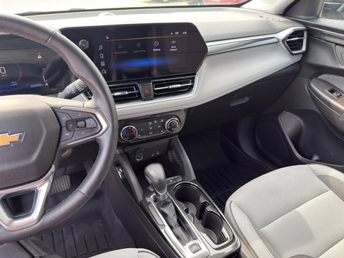 Used 2025 Chevrolet TrailBlazer LT w/ LT Cold Weather Package FWD image 19