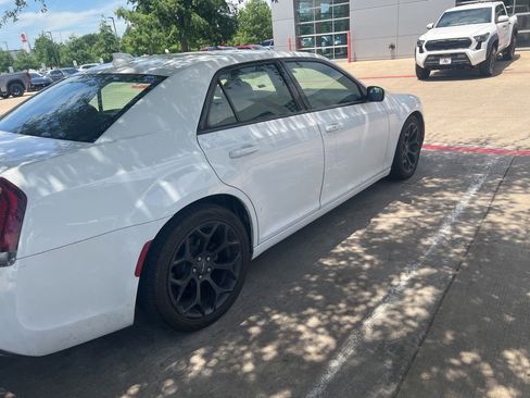 Used 2019 Chrysler 300 S RWD image 4