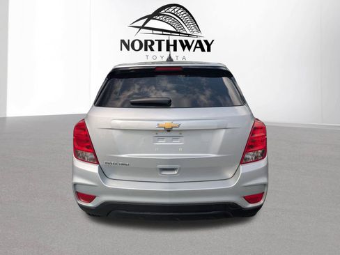 Used 2022 Chevrolet Trax LS w/ Tint and Cruise Package AWD/4WD image 4