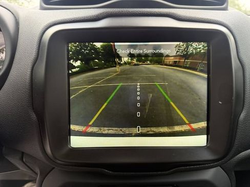 Used 2023 Jeep Renegade Latitude AWD/4WD image 18