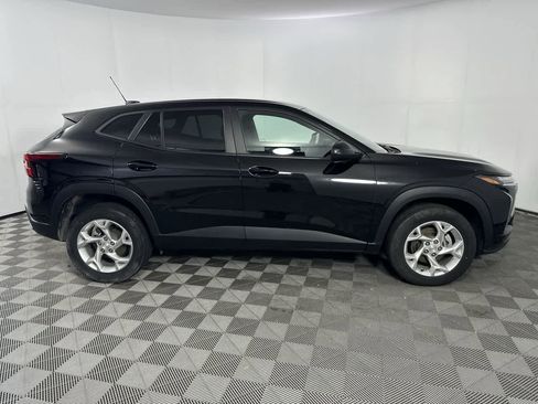 Used 2024 Chevrolet Trax LS w/ LS Convenience Package FWD image 20