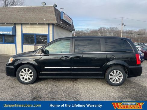 Used 2016 Chrysler Town & Country Touring image 2