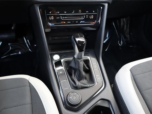 Used 2025 Volkswagen Taos SE w/ Panoramic Sunroof Package image 21