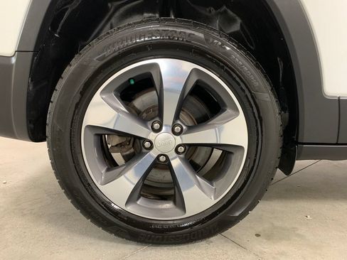 Used 2019 Jeep Cherokee Limited w/ Technology Group AWD/4WD image 9