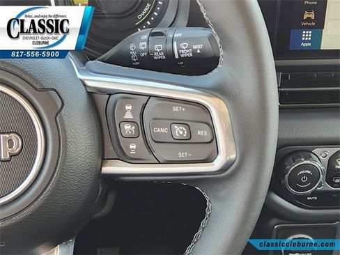 Used 2025 Jeep Wrangler Sahara image 27