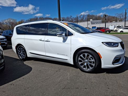 Certified 2024 Chrysler Pacifica Pinnacle FWD image 7