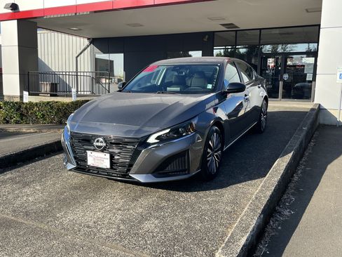 Used 2025 Nissan Altima 2.5 SV FWD image 3