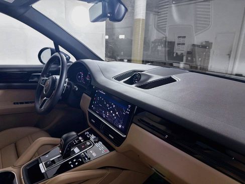 Certified 2023 Porsche Cayenne AWD/4WD image 29