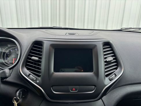 Used 2019 Jeep Cherokee Latitude w/ Popular Appearance Group image 23