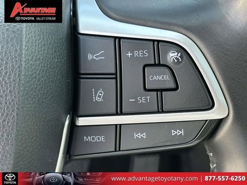 Used 2023 Toyota Highlander XLE AWD/4WD image 28