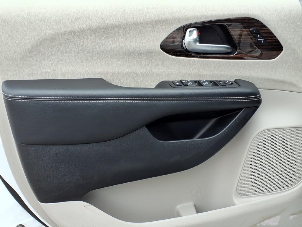 Used 2024 Chrysler Pacifica Limited FWD image 17