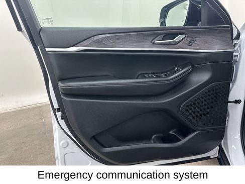 Used 2025 Jeep Grand Cherokee Limited image 32