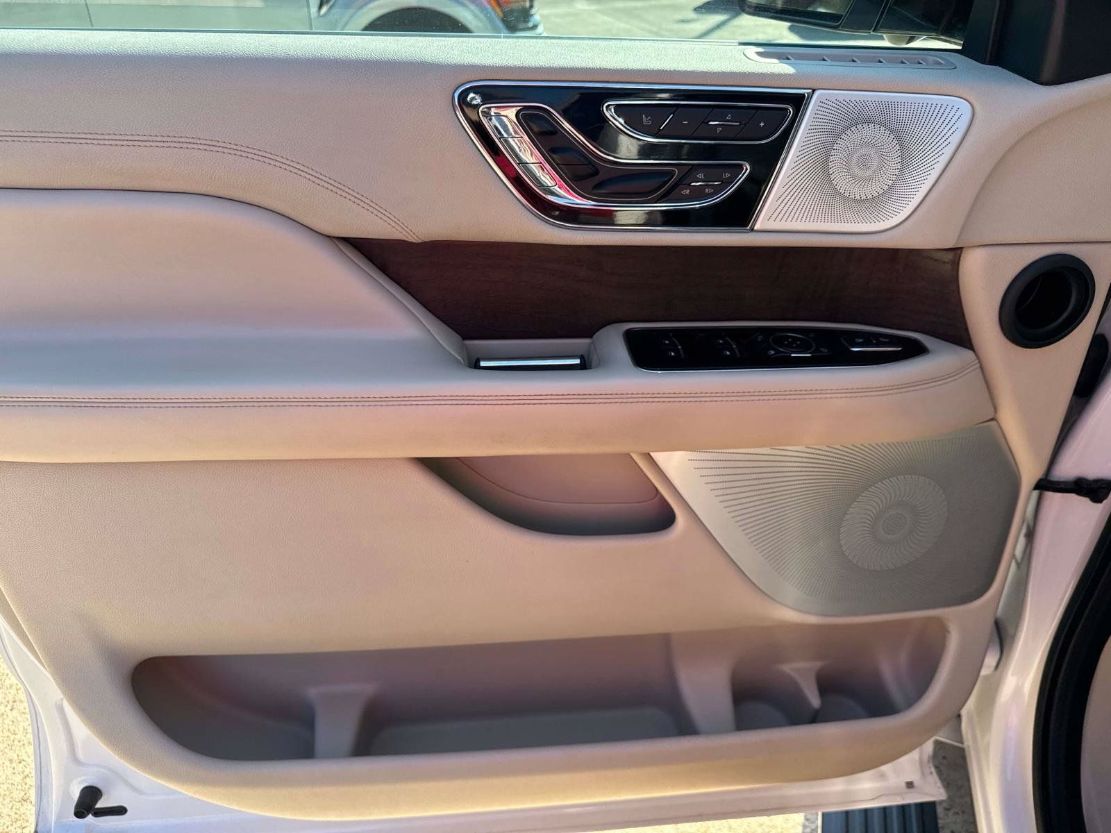 Used 2019 Lincoln Navigator Reserve AWD/4WD image 18