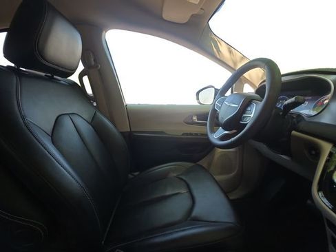 Used 2024 Chrysler Pacifica Touring-L FWD image 15