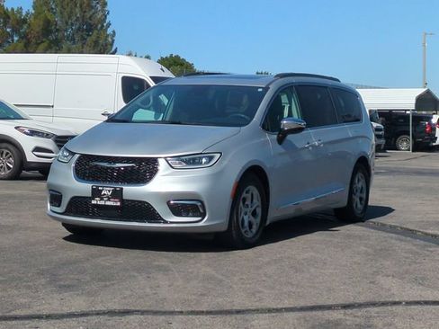 Used 2023 Chrysler Pacifica Limited FWD image 4
