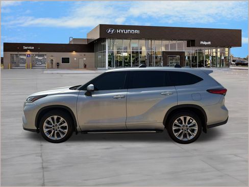 Used 2021 Toyota Highlander Limited FWD image 2