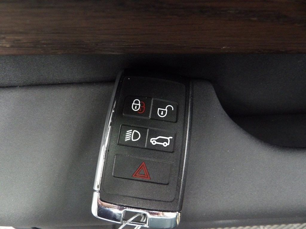 Used 2024 Land Rover Discovery Dynamic SE AWD/4WD image 48